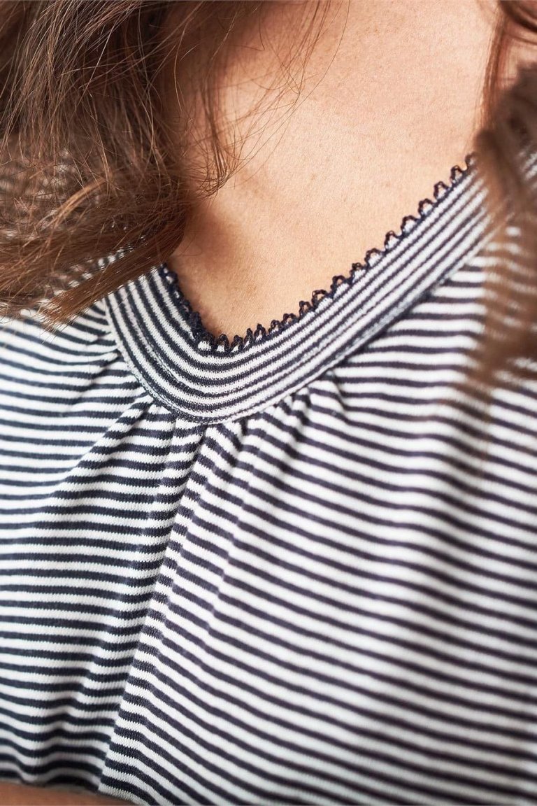 nattlinne marinblått/vit randigt modell närbild