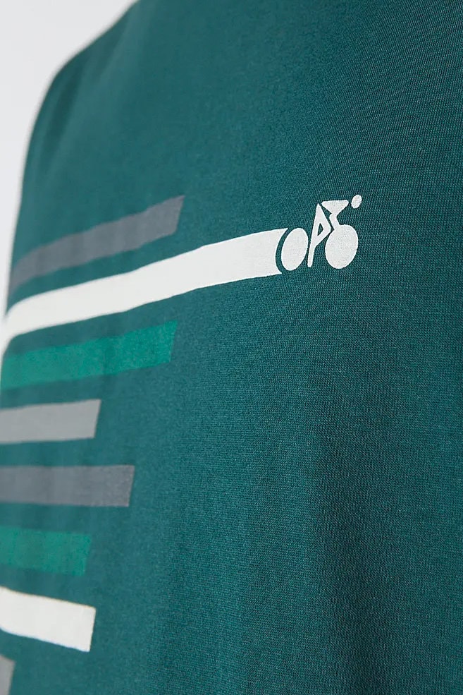 t-shirt bike lines jaames mörkgrön modell närbild