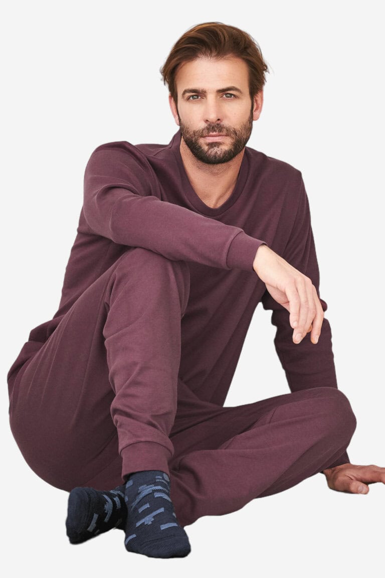 ekologisk pyjamas herr vinröd modell sittande