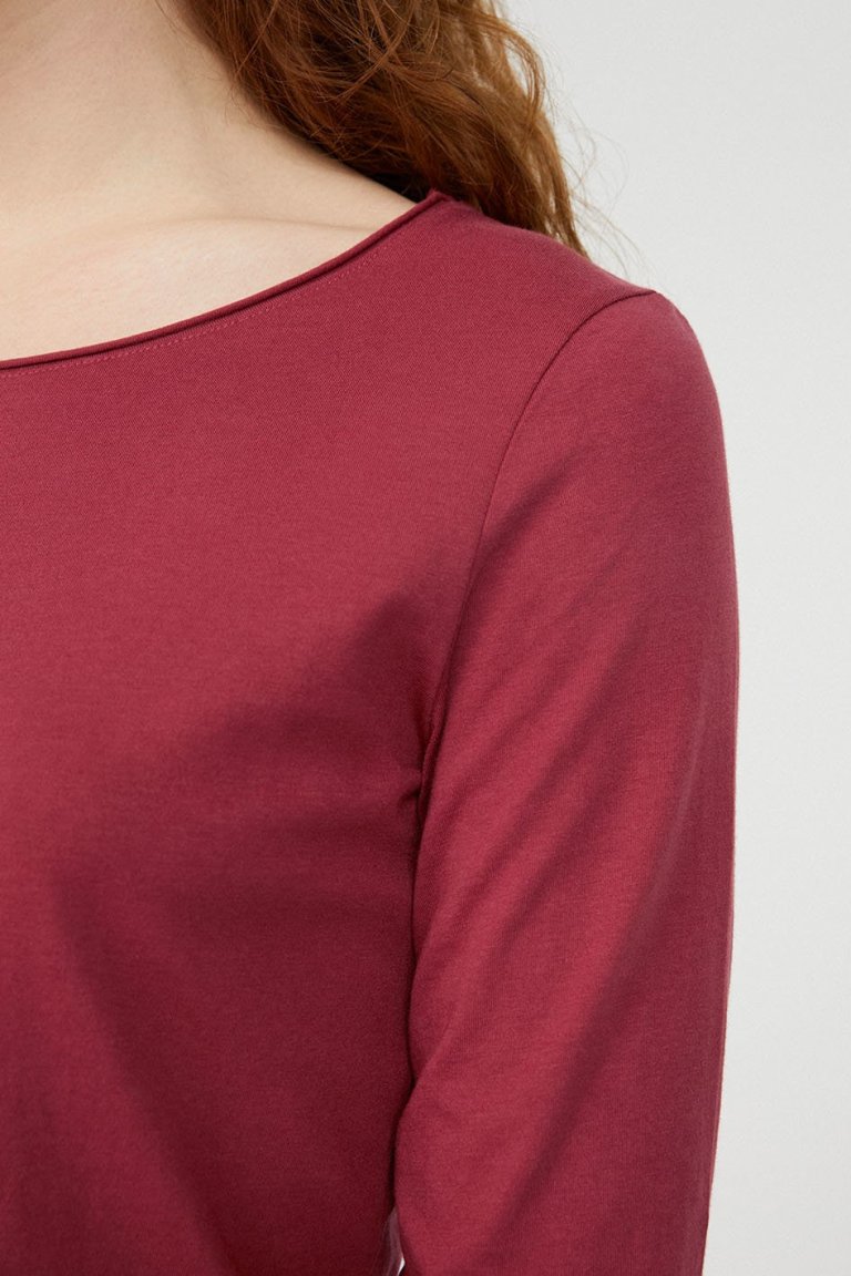 långärmad tröja rojaa vinröd modell närbild