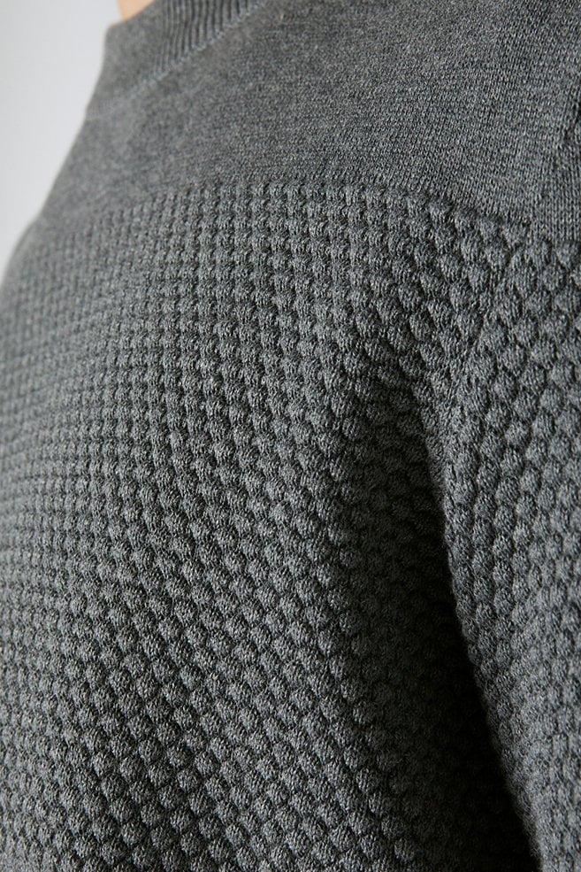 tröja strukturstickad baabel gråmelerad modell närbild
