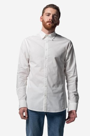 ekologisk skjorta slimfit vit modell utanpå