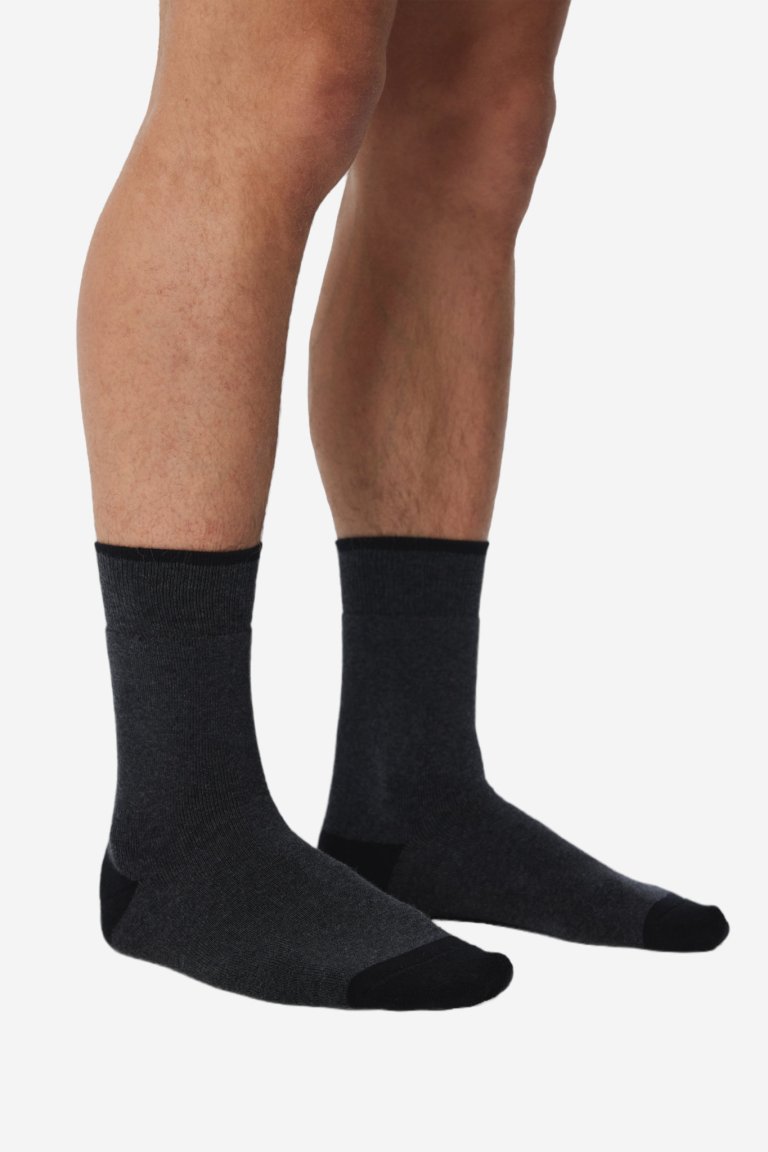 ekologiska-strumpor-frotte-unisex-morkgra-modell-herr
