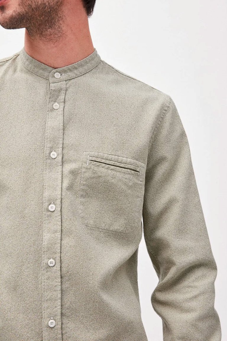 skjorta-emilkrage-litaa-gron-modell-detalj