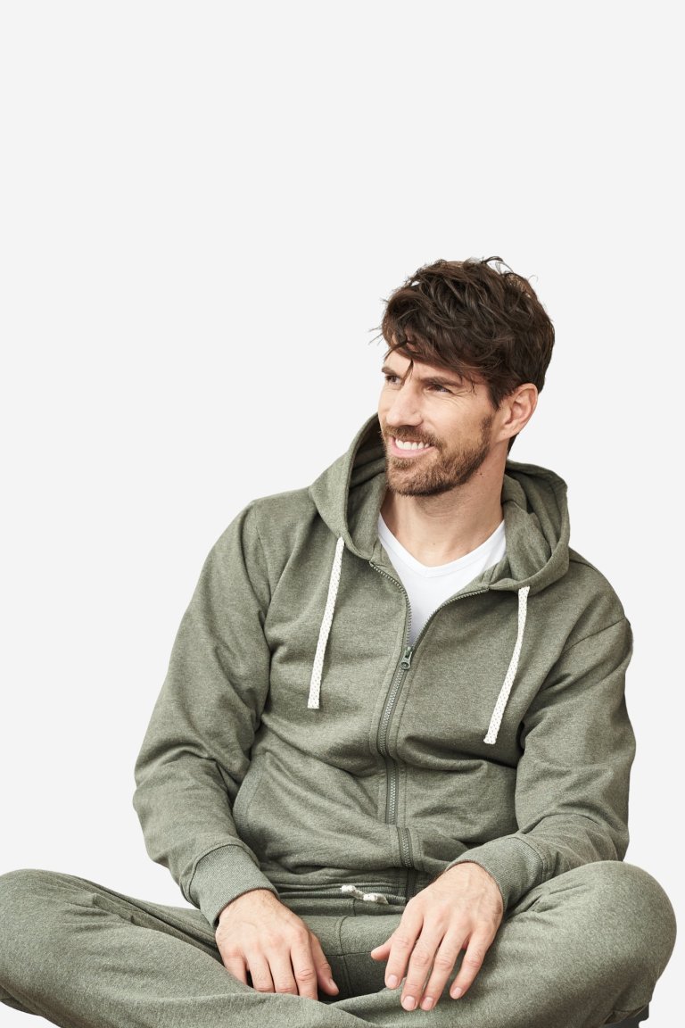 ekologisk hoodie dragkedja herr grönmelerad modell sittande