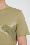T-shirt pixel mountains JAAMES grön modell närbild