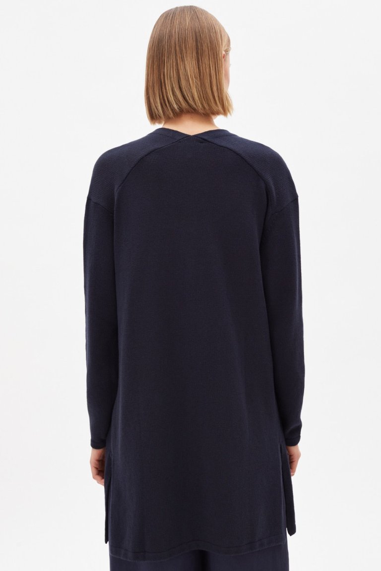 kofta lång sumaa marinblå modell bakifrån