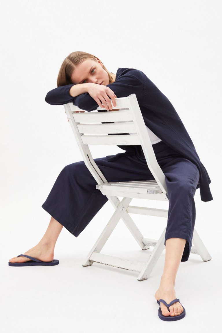 kofta lång sumaa marinblå modell sittande