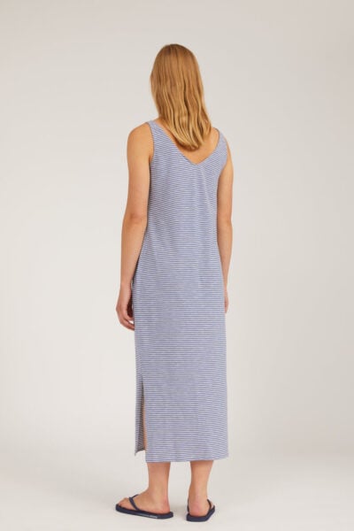 klänning madalenaa finrandig marinblå modell bakifrån