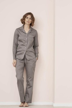 pyjamas dam ireen satin gråbrun modell helbild
