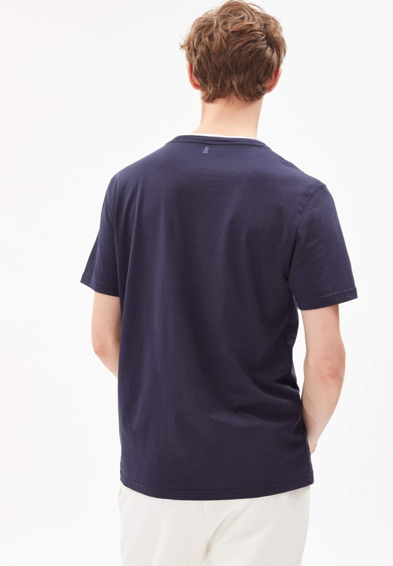 t-shirt top 5 mountains jaames marinblå modell bakifrån