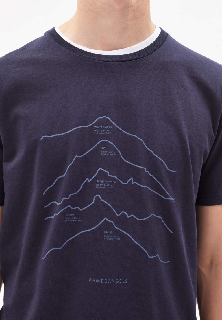 t-shirt top 5 mountains jaames marinblå modell närbild
