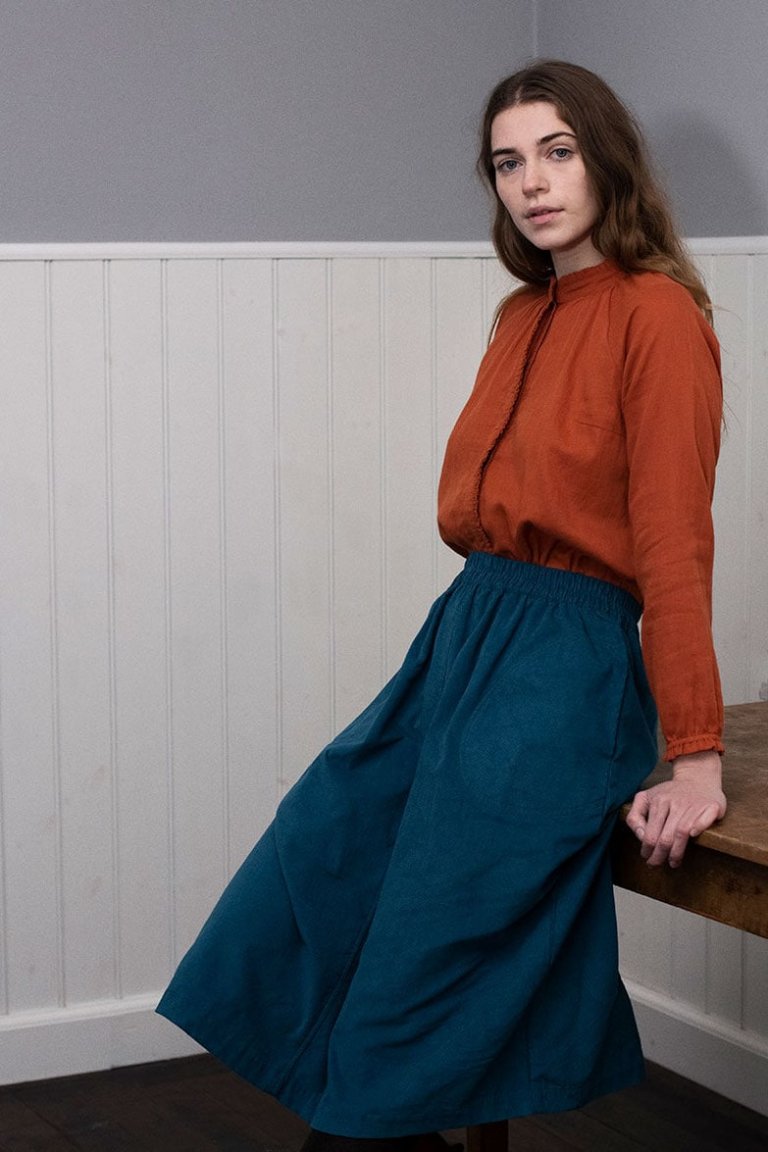 blus långärm muslintyg hennaröd modell med kjol