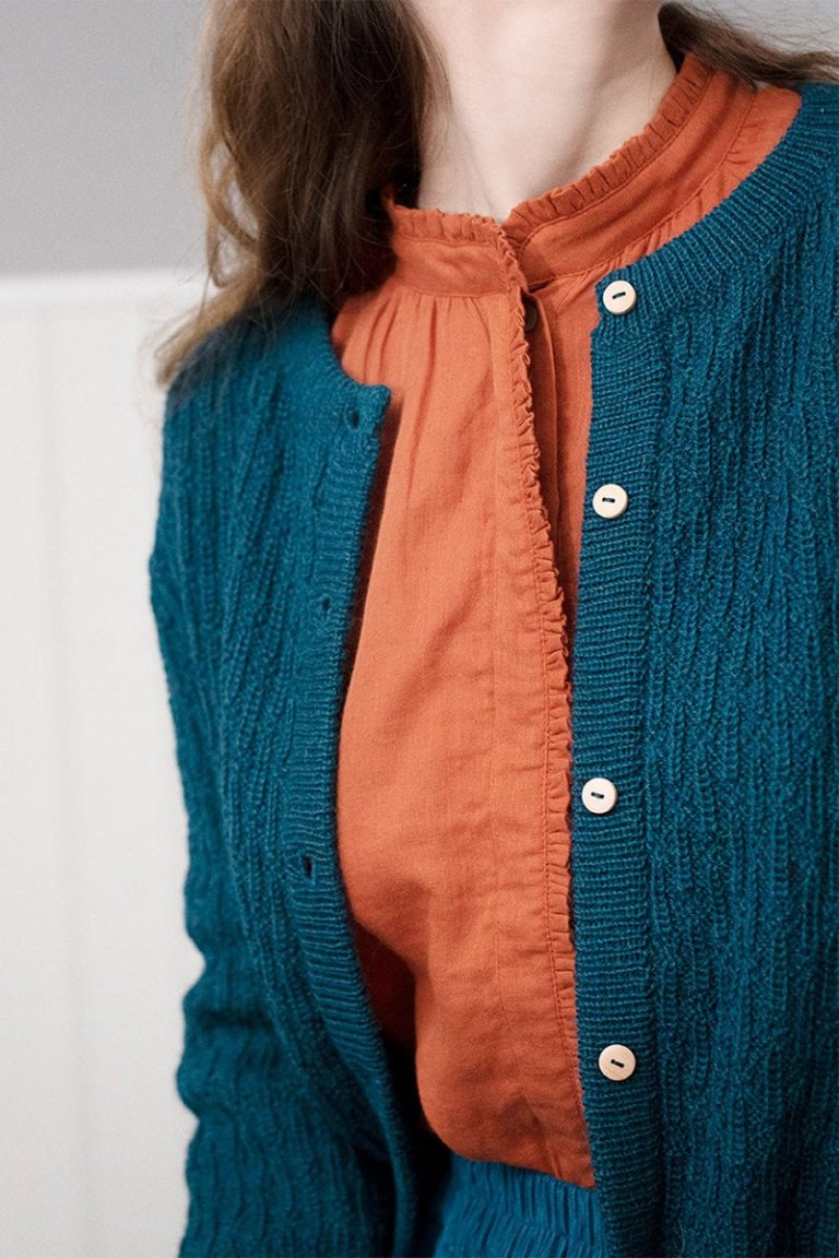 blus långärm muslintyg hennaröd modell närbild