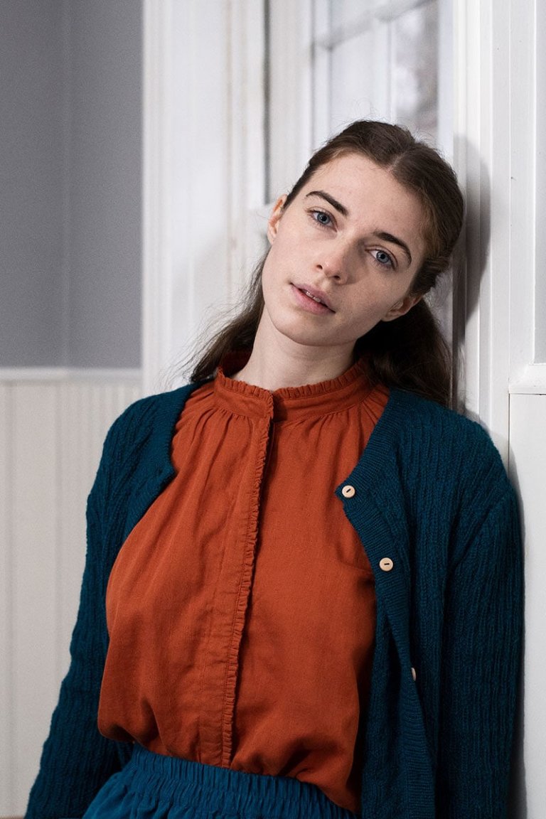 blus långärm muslintyg hennaröd modell under kofta