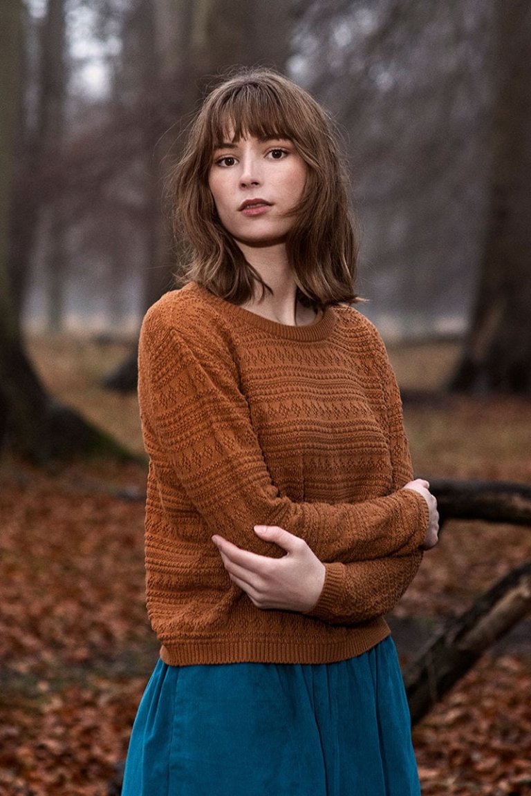 tröja strukturstickad rostbrun modell korsade armar