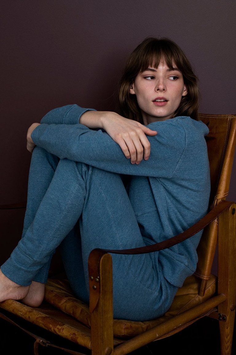 tröja sweatshirt boxy blå modell sittande