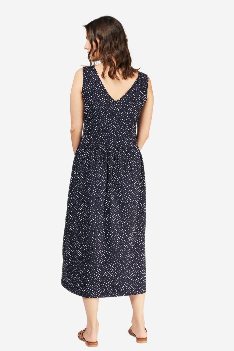 klänning robyn leafprint marinblå modell bakifrån