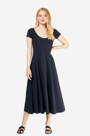 klänning midi carly marinblå modell helbild