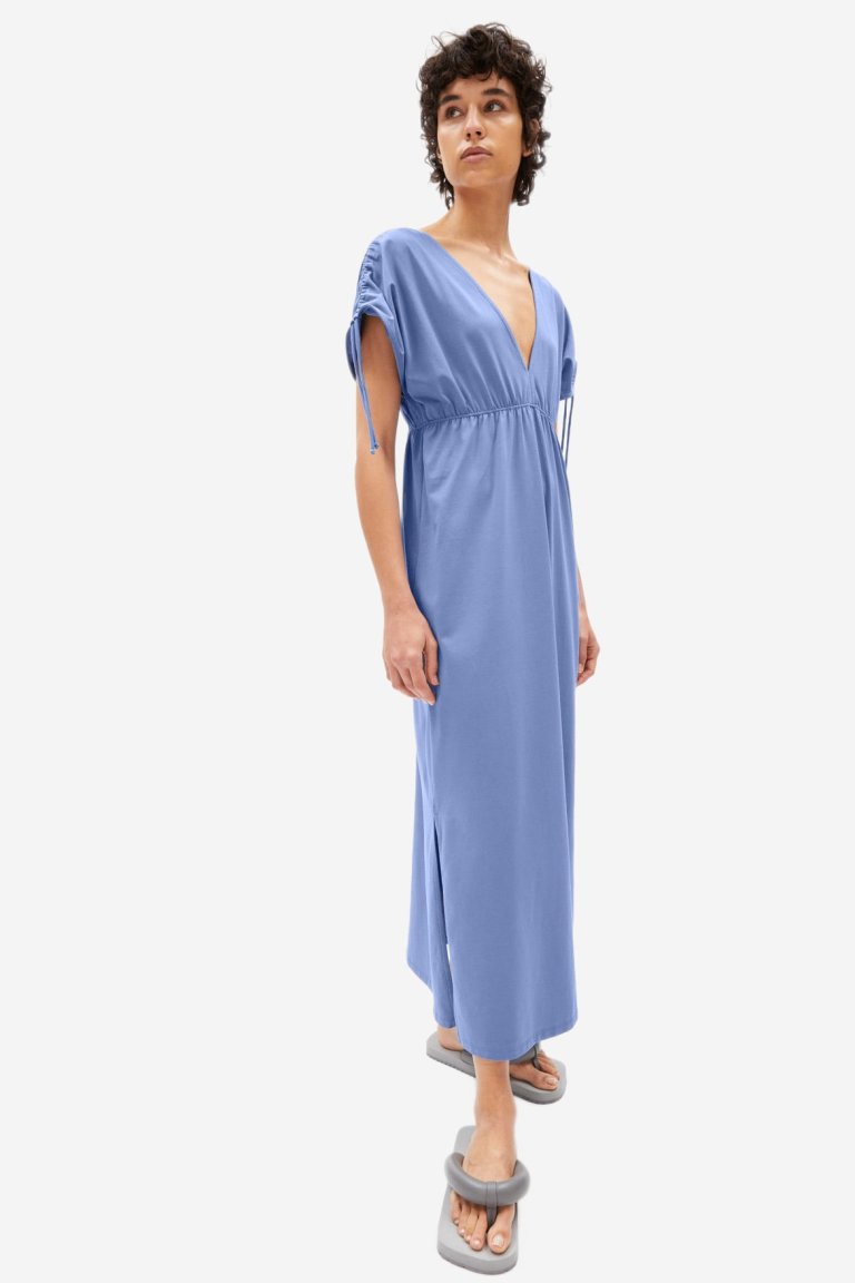 klänning v-ringad haarper blå modell sidan