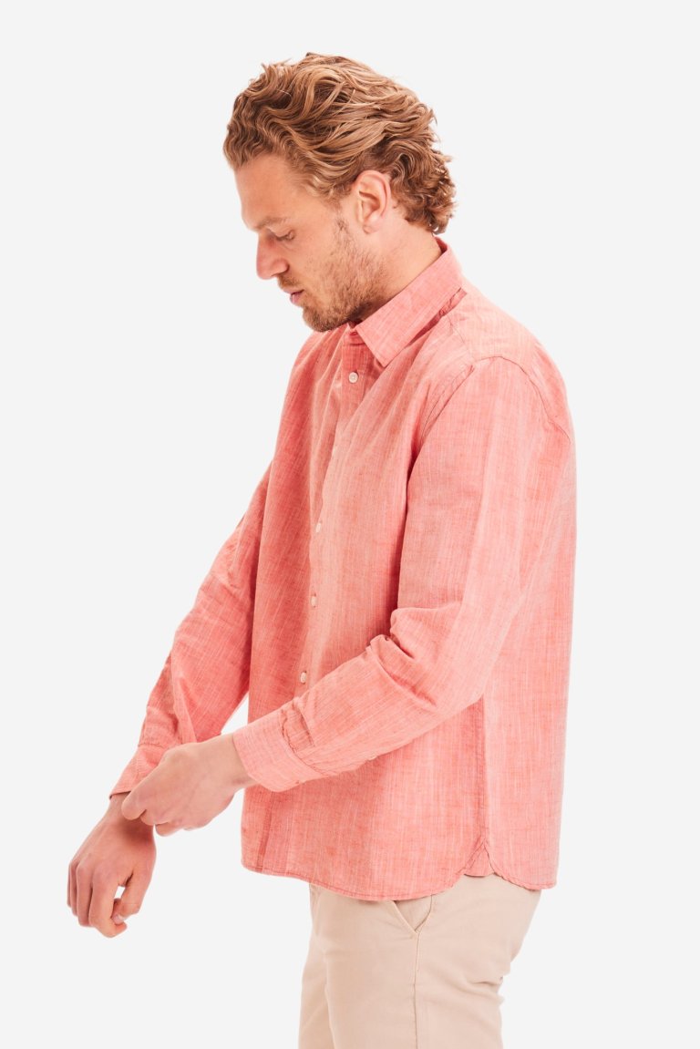 skjorta larch linmix rosa modell sidan