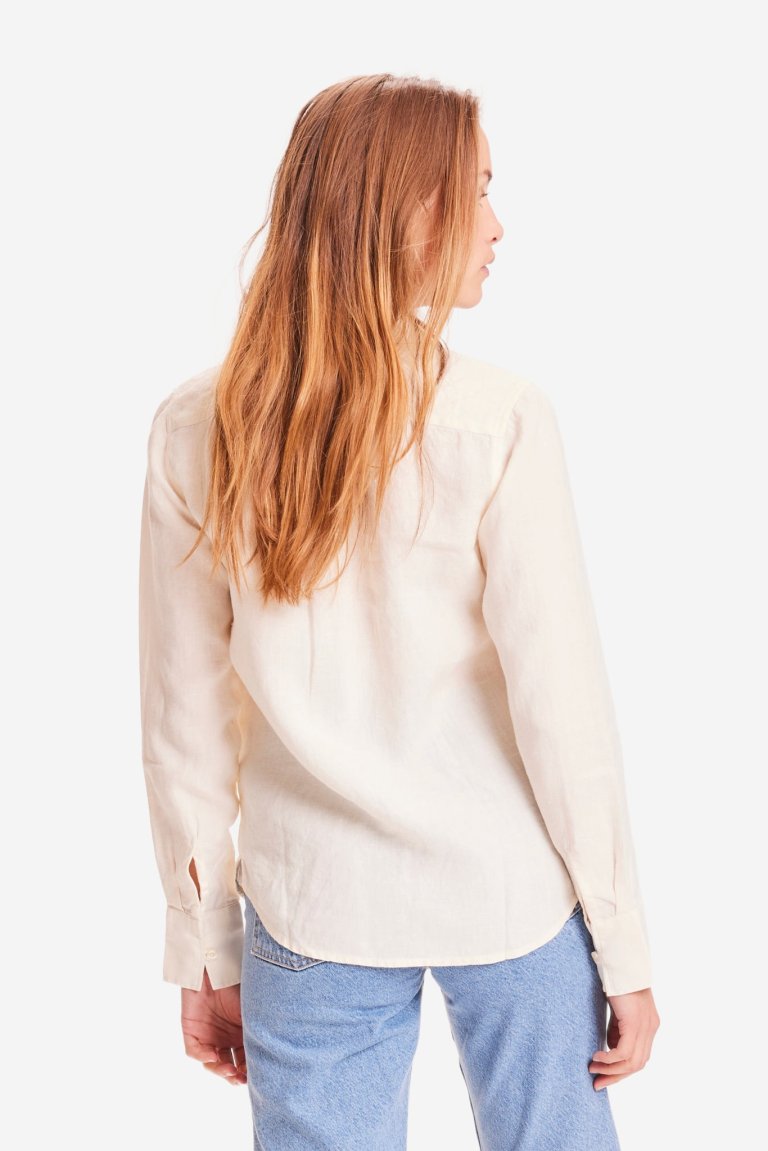 skjorta lin sage naturvit modell bakifrån
