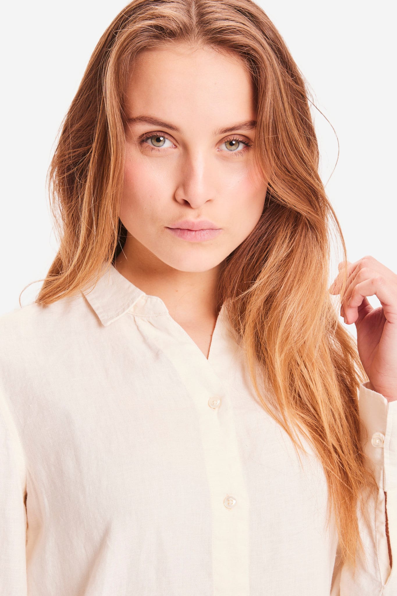 skjorta lin sage naturvit modell närbild