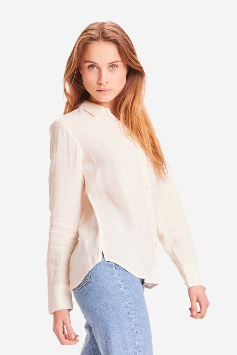 skjorta lin sage naturvit modell sidan