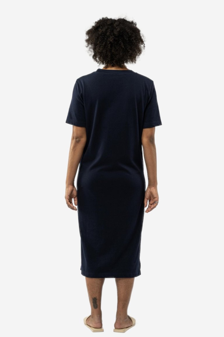 t-shirt klänning vadlång latika marinblå modell bakifrån