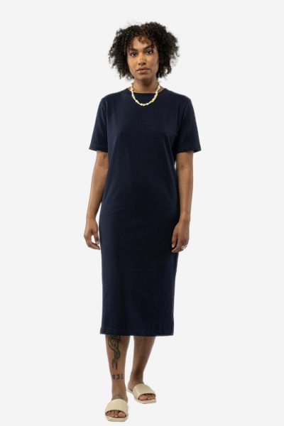 t-shirt klänning vadlång latika marinblå modell helbild