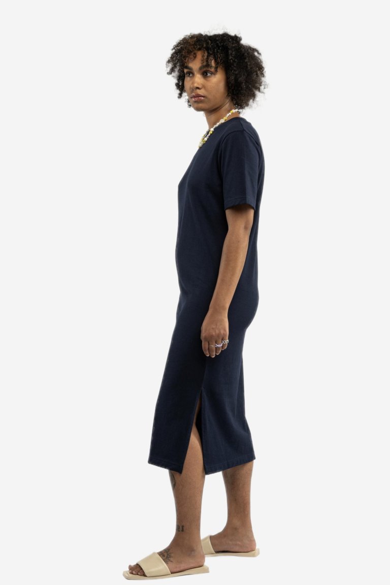 t-shirt klänning vadlång latika marinblå modell sidan