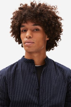 skjorta jaacko randig marinblå modell närbild