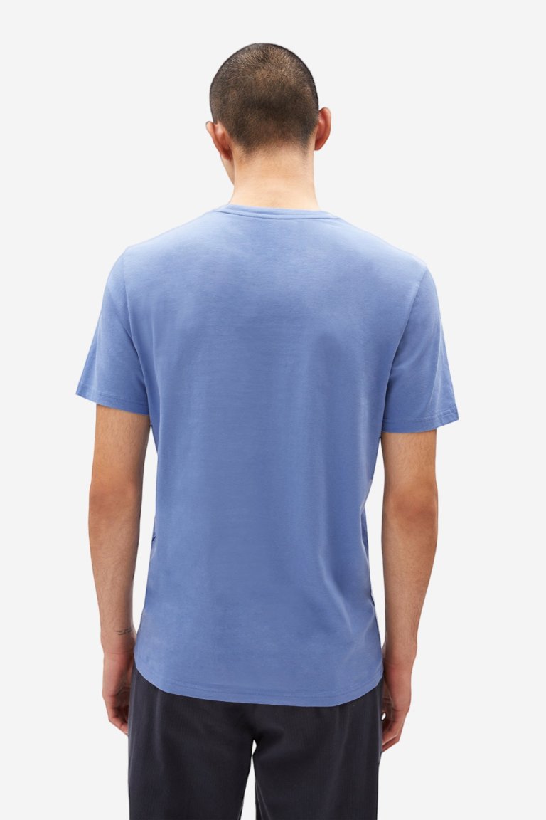 t-shirt sundown jaames blå modell bakifrån