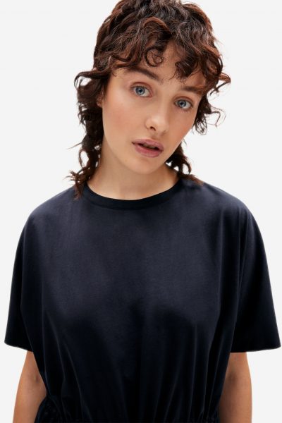t-shirtklänning mini ceydaa marinblå modell närbild