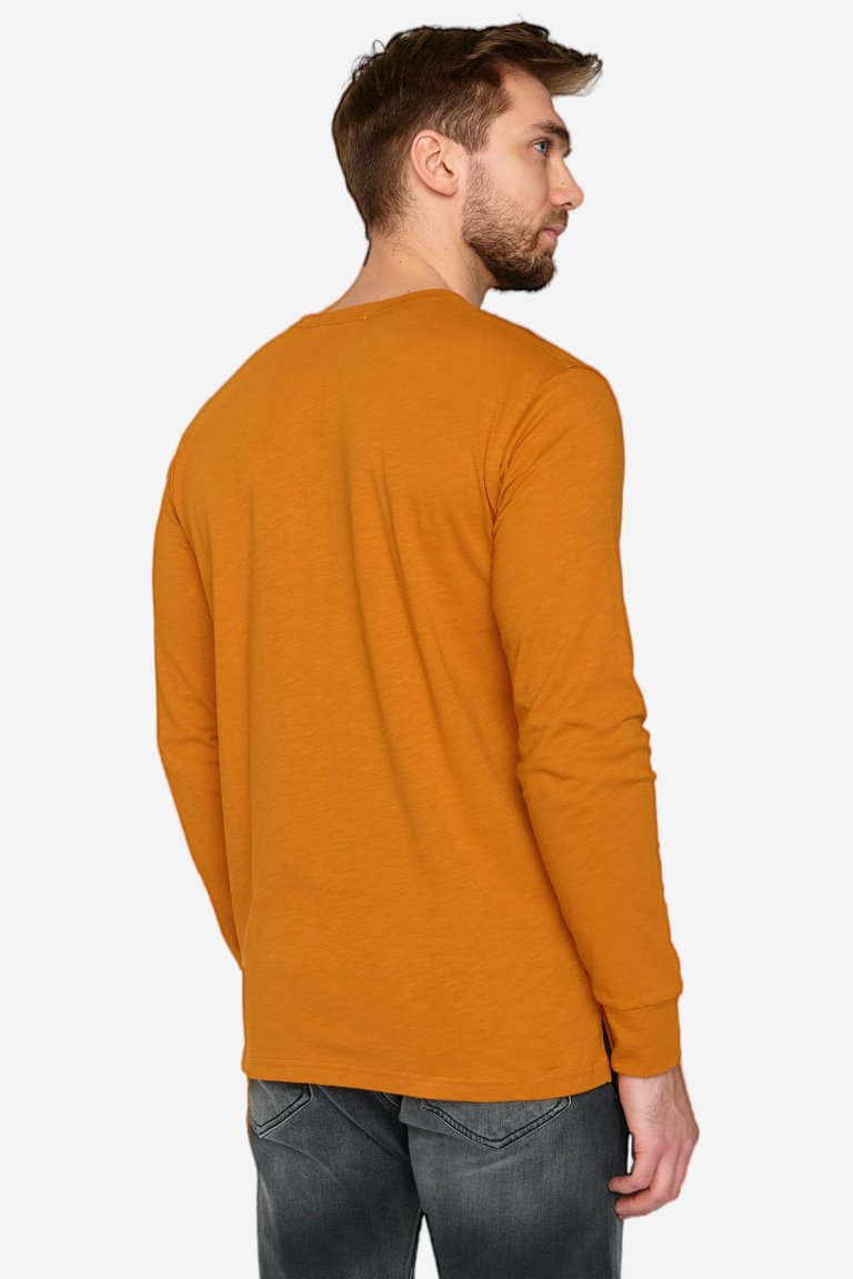 ekologisk farfarströja strong gul modell bakifrån