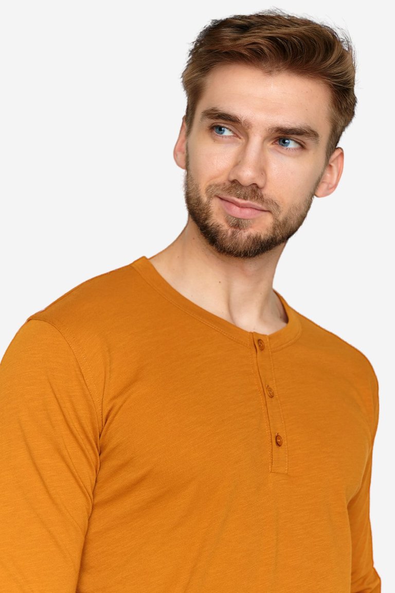 ekologisk farfarströja strong gul modell närbild