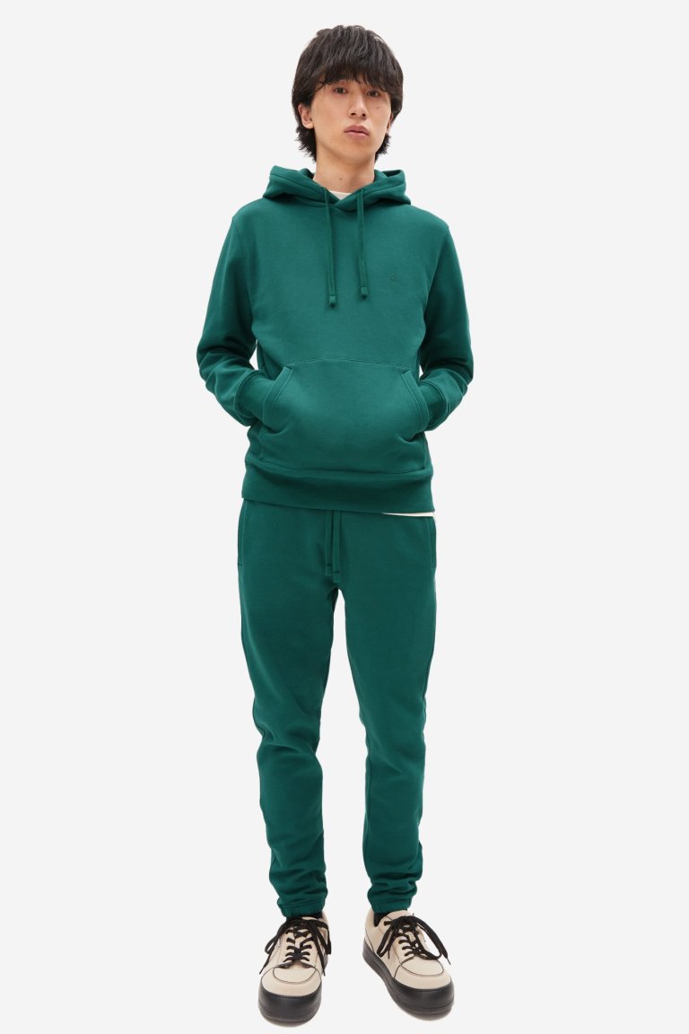 ekologisk hoodie herr paancho grön modell helbild