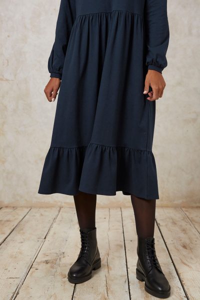 ekologisk klänning midi wallace marinblå modell nederdel