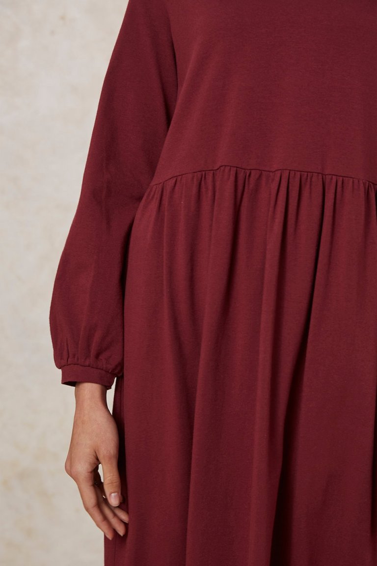 ekologisk klänning midi wallace vinröd modell närbild ärm
