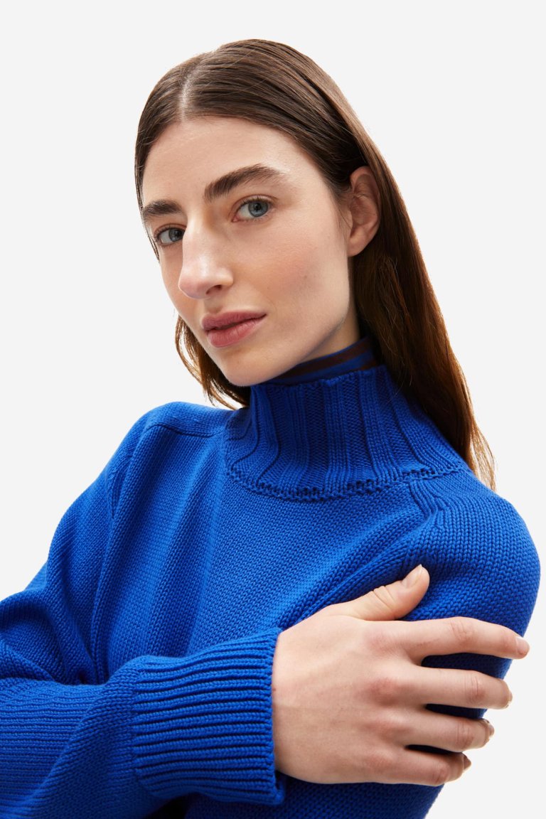 ekologisk tröja stickad halvpolo oversize caamile blå modell närbild