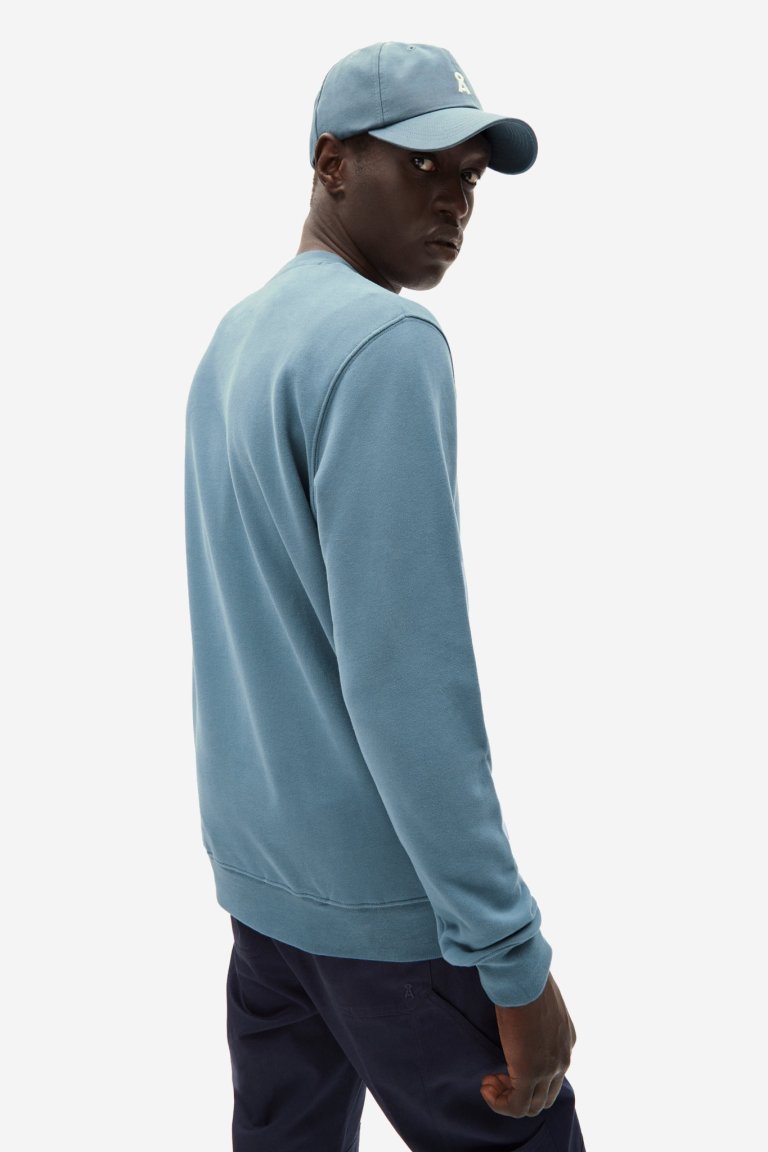 ekologisk tröja sweatshirt maalte blå modell bakifrån