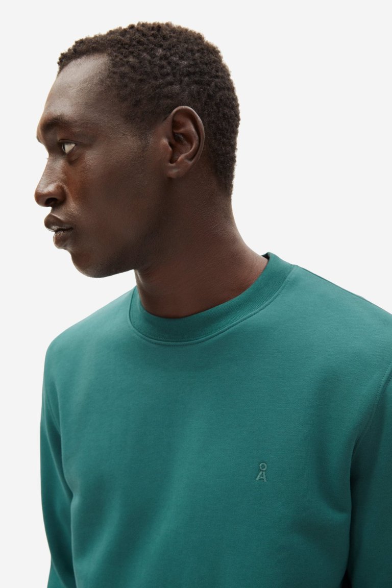 ekologisk tröja sweatshirt maalte grön modell närbild