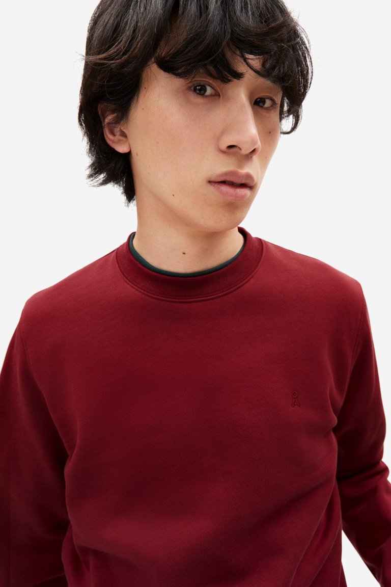 ekologisk tröja sweatshirt maalte vinröd modell närbild