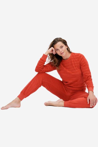 ekologisk pyjamas dam bonnie frotté röd modell sittande