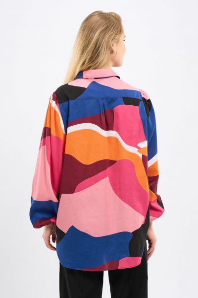 ekologisk skjorta dam lång oversize abstrakt multifärg modell bakifrån