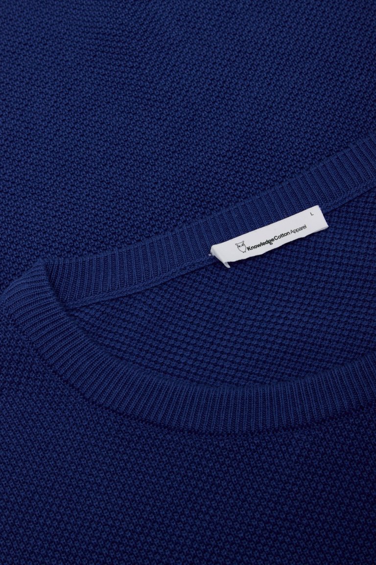 ekologisk tröja långärm pique stickad blå närbild