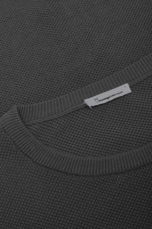 ekologisk tröja långärm pique stickad mörkgrå melerad närbild