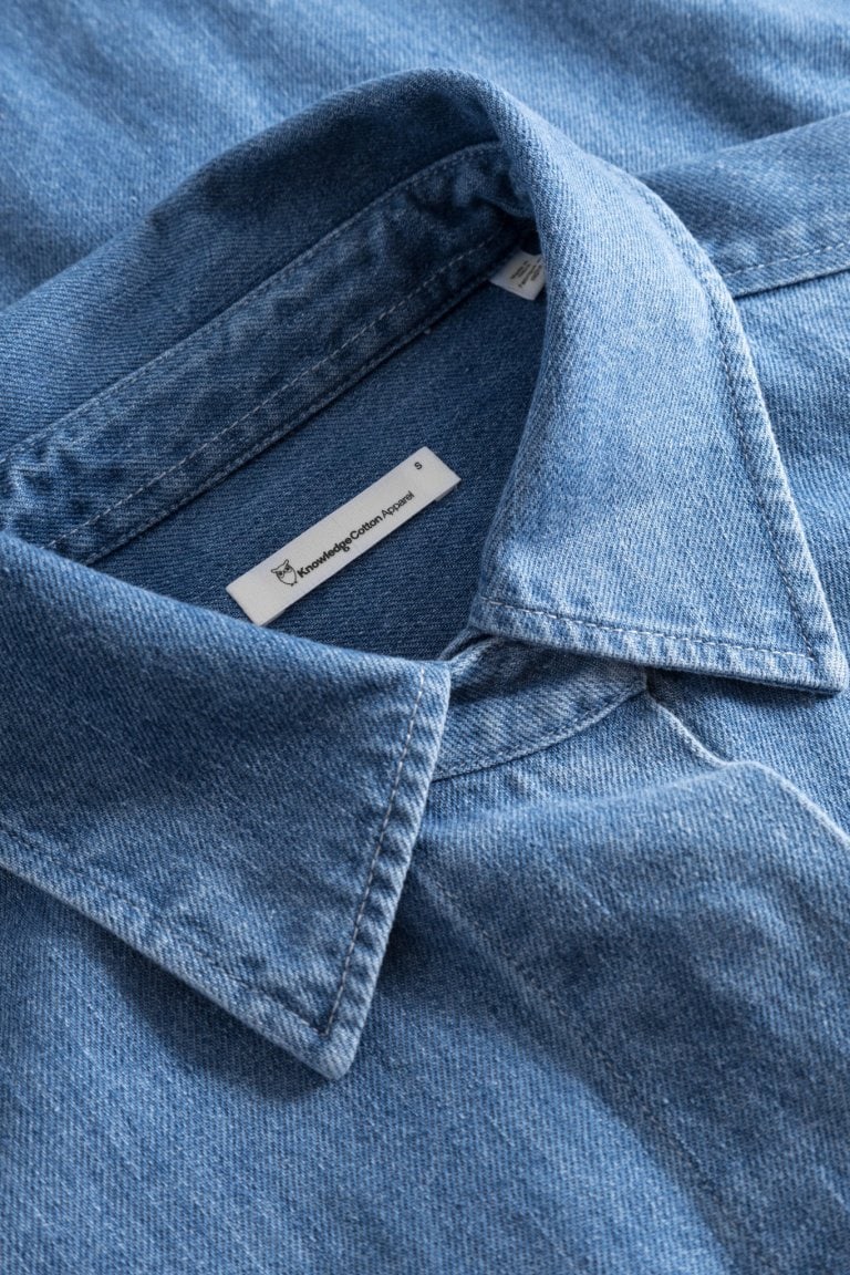 ekologisk jeans skjortklänning blå närbild krage