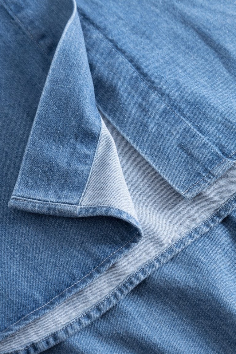 ekologisk jeans skjortklänning blå närbild nederkant