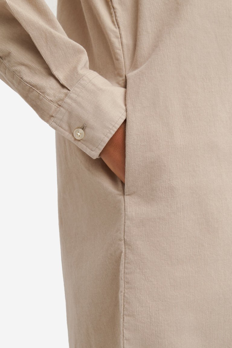 ekologisk skjortklänning babymanchester beige modell närbild ficka